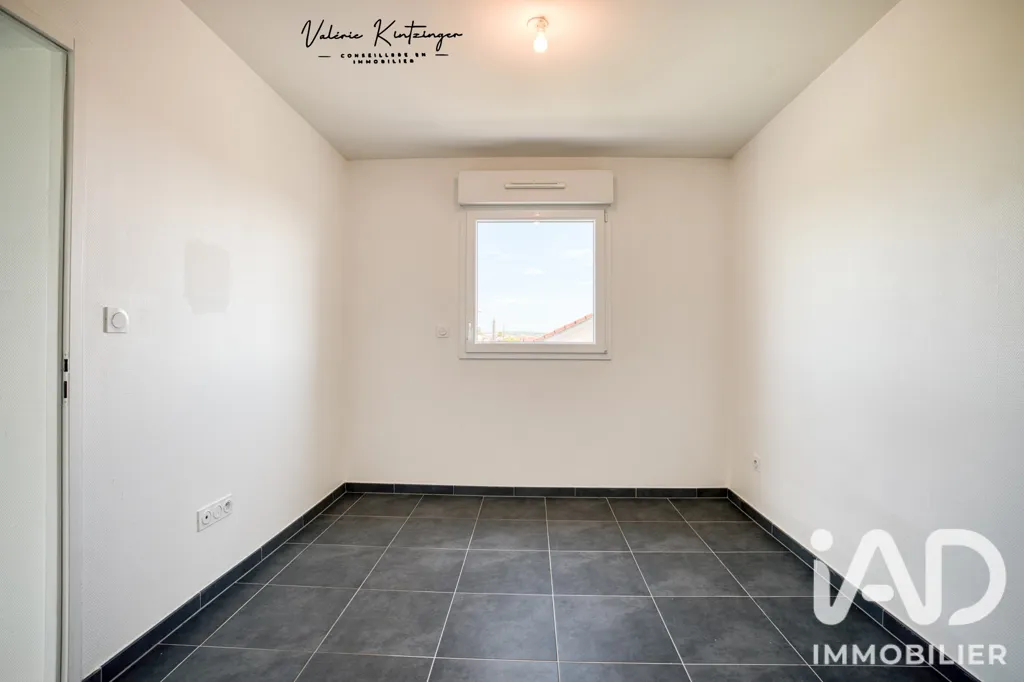 Pièces - Appartement avec Balcon et Garage à Manom