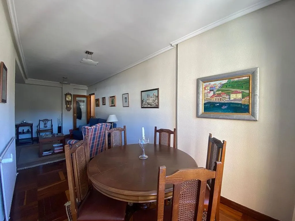 Söögituba - Three-Bedroom Flat with Balcony in Urkizu