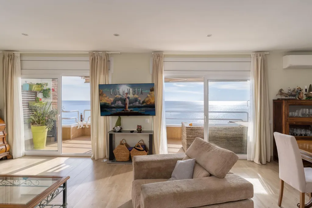 Elutuba - Beachfront Luxury Apartment in Lloret de Mar