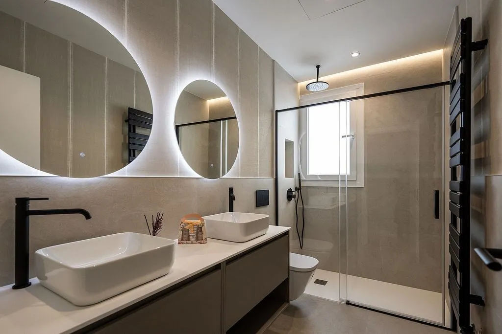 Salles de bain - Modernised Apartment with Balcony in Ríos Rosas