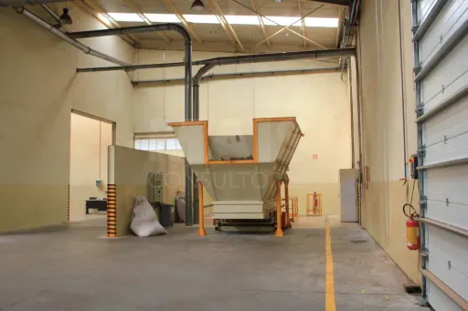 Garaaž - Large Industrial Unit in Gavião Industrial Zone