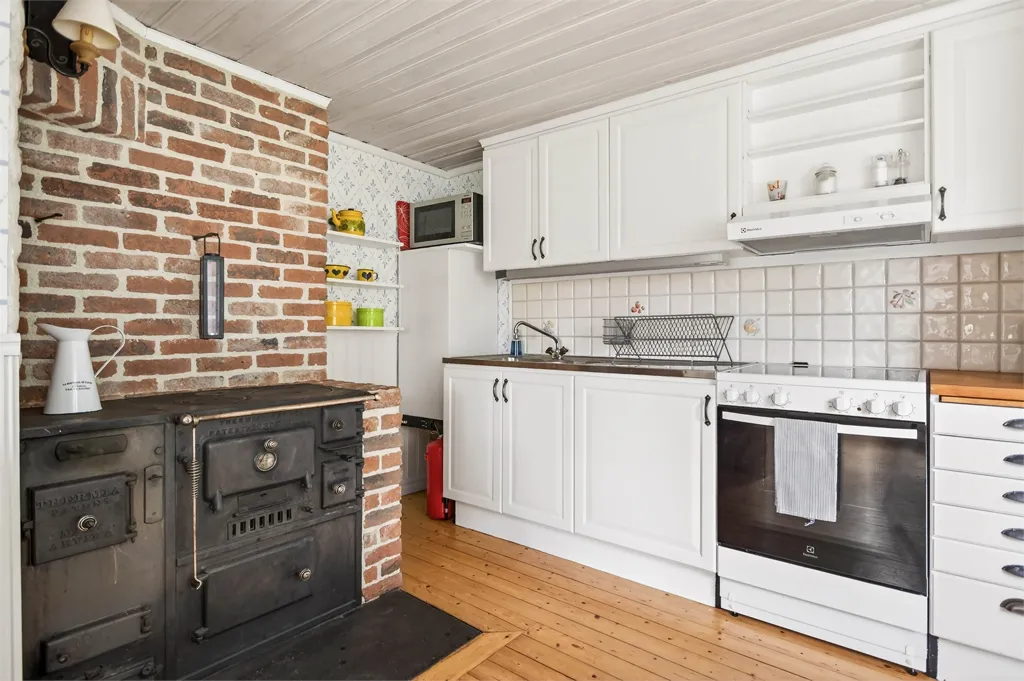 Cuisine - Renovated Holiday Home with Pool in Ängby