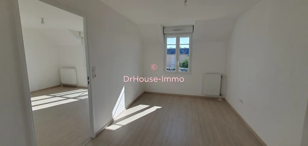 Toad - 2-Bed Apartment with Parking in Persan