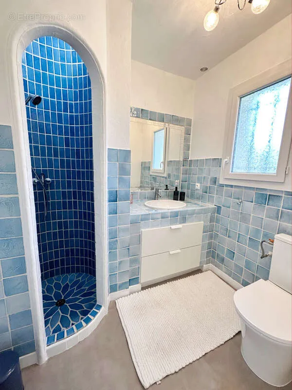 Salles de bain - Villa Rénovée avec Piscine au Muy