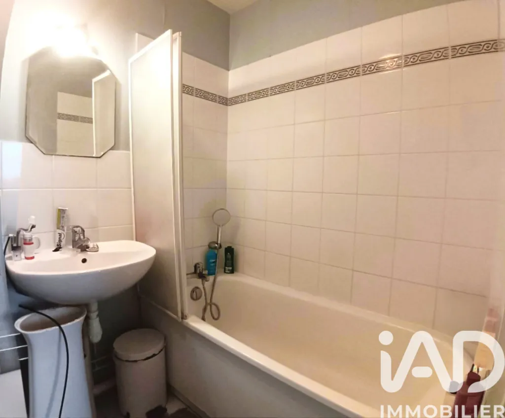 Bathrooms - Bright 2-Bed Apartment with Balcony in Cergy