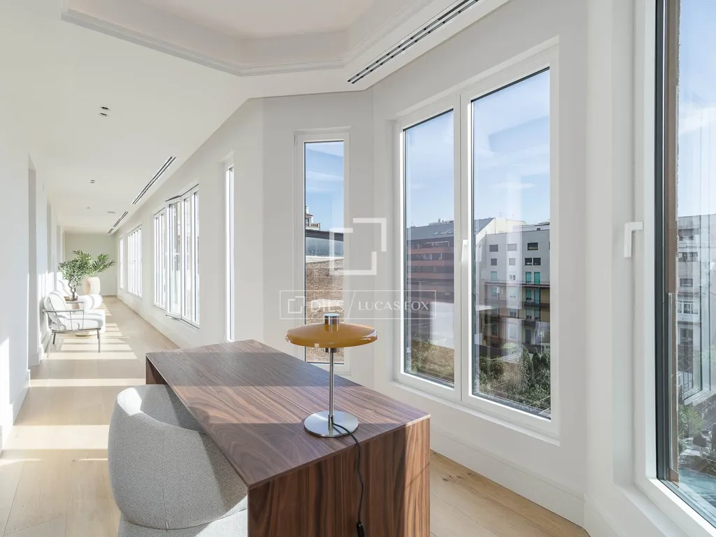 Bureau - Renovated Apartment with City Views in Eixample