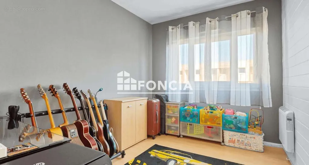 Bedrooms - 4-Piece Apartment with Balcony in Guyancourt