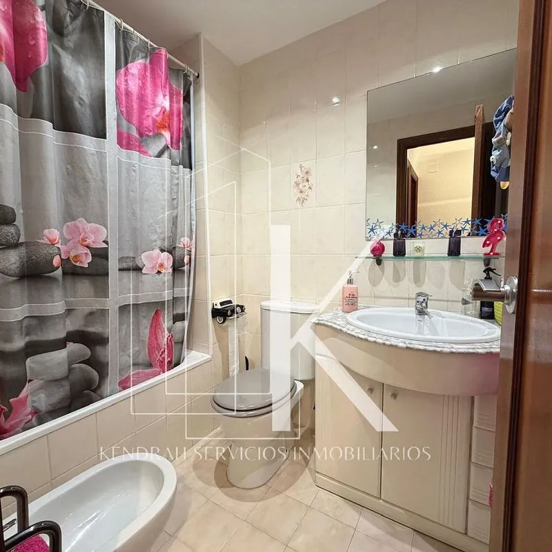 Salles de bain - Apartment with Balcony in L'Hort de Senabre