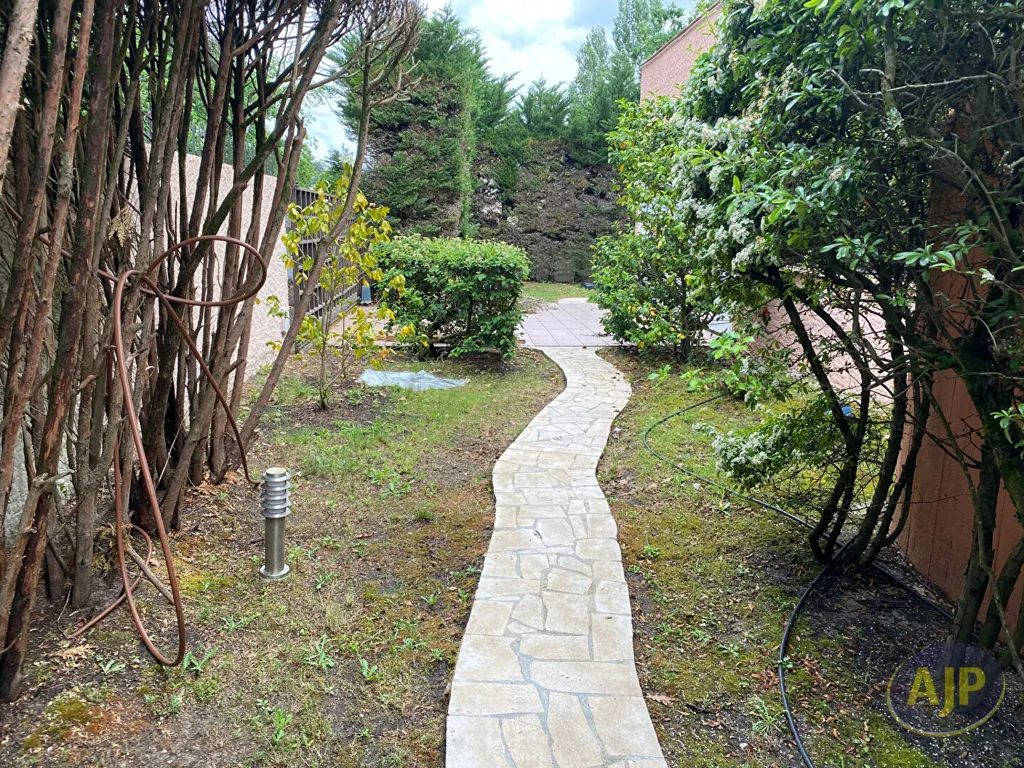 Garden - Exceptional House with Pergola in Merignac