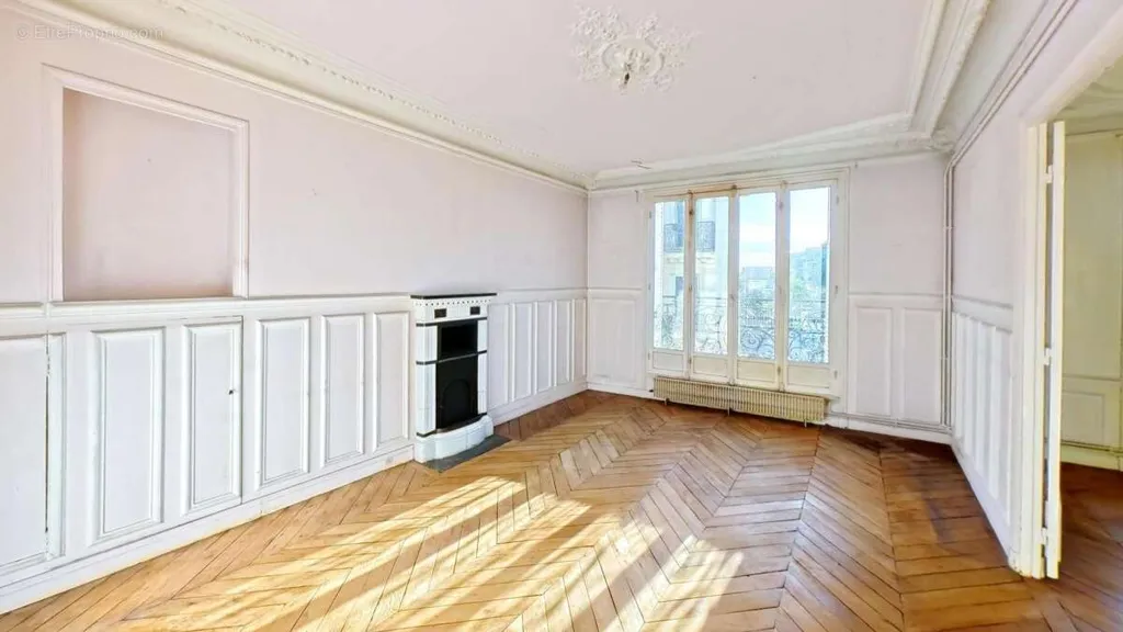 Living Room - 4-Piece Paris 16 Balcony with Etoile Proximity