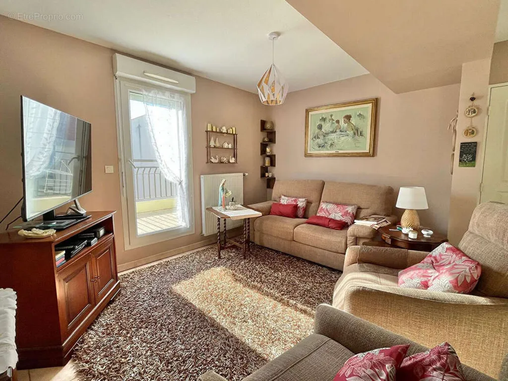 Séjour - Appartement T4 avec Garage dans l'Hypercentre de Bourgoin-Jallieu