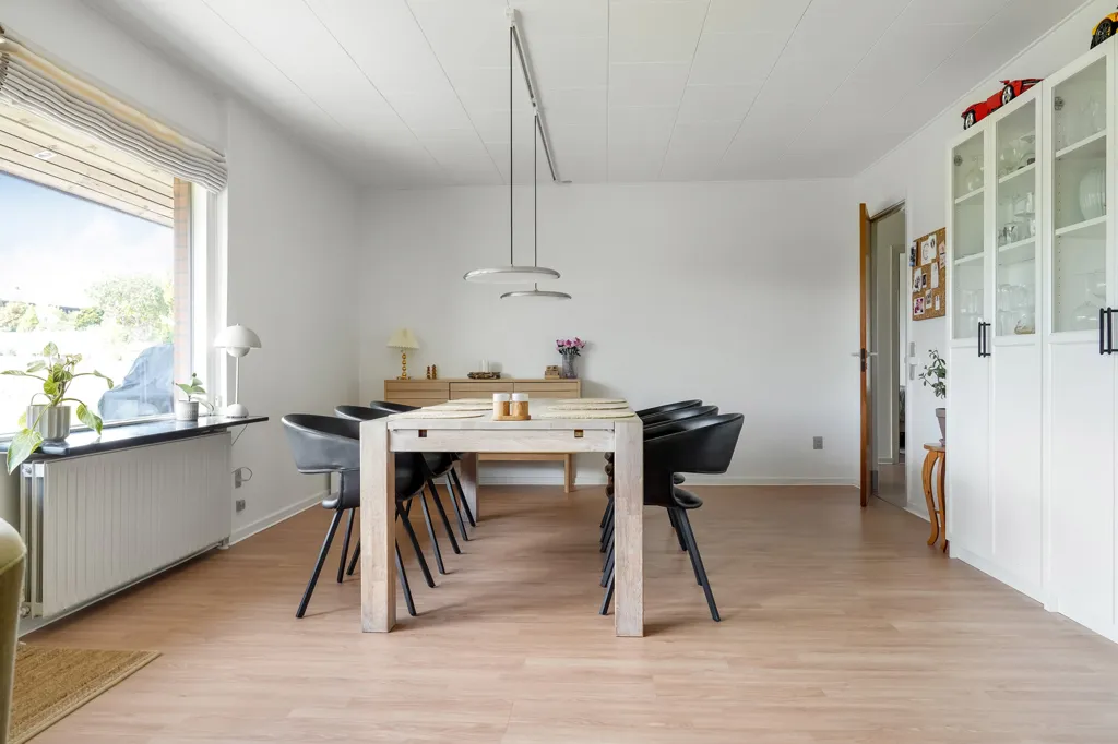 Dining Room - Villa with Garden in Rask Mølle