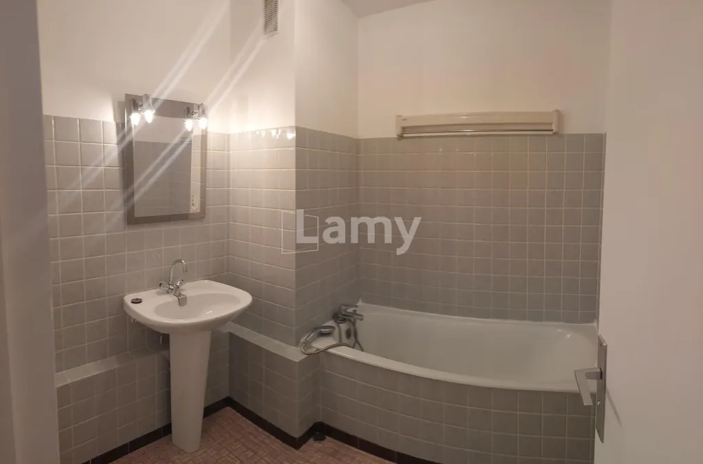 Vannitoad - 3-Bed Apartment with Balcony in BLD CATTENOZ