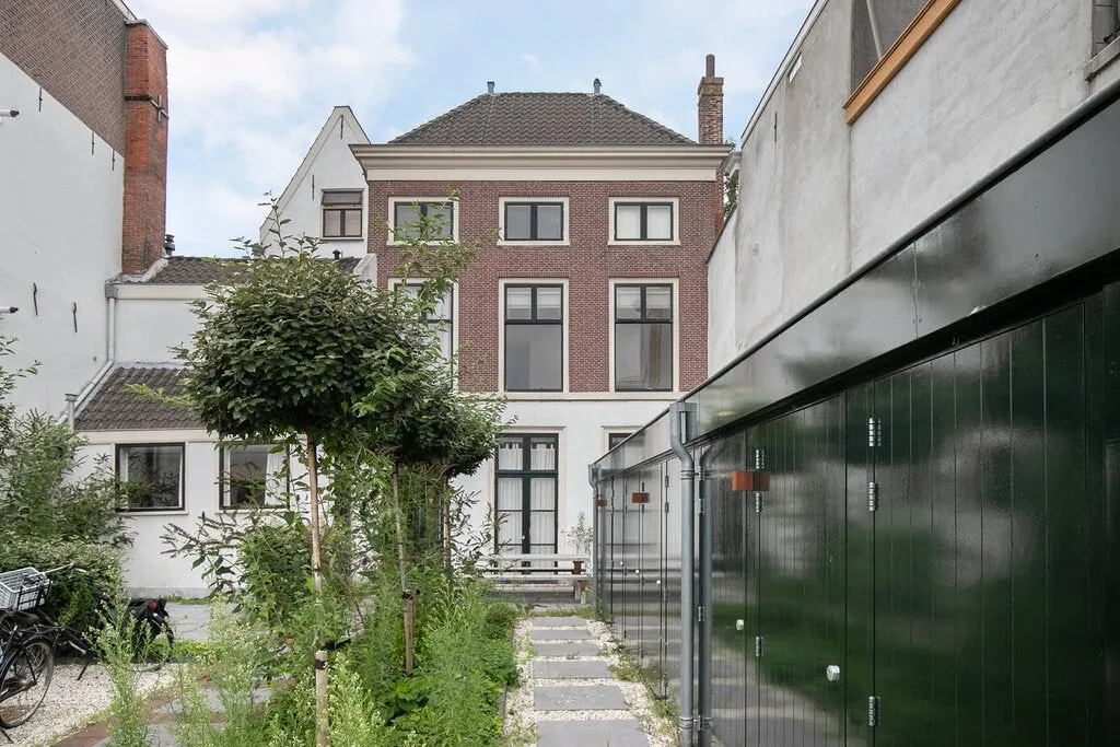 Garden - Charming House with Garage in Leiden