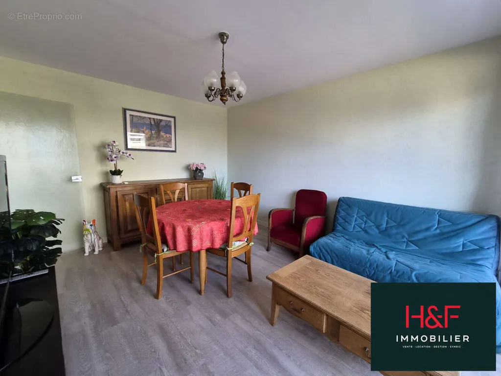 Soggiorno - Bright 2-Bedroom Apartment with Balcony in Caen