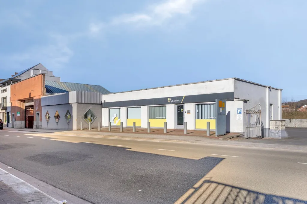 Esterno - Commercial Building with Parking in Ronse