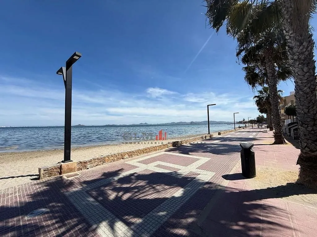 Casa con terraza en primera línea de playa en Los Alcázares