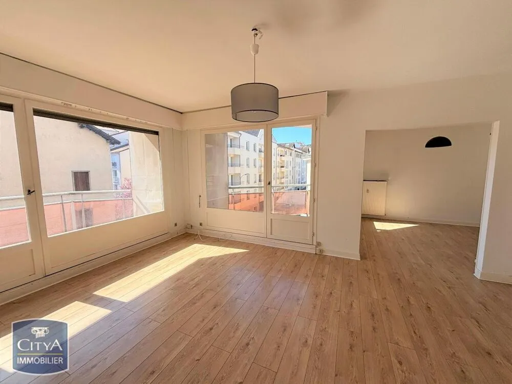 Séjour - Appartement 5 Pièces avec Balcons au Centre de Limoges