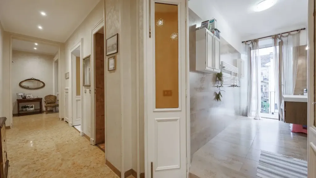 Entrée - Period Apartment with Balcony in Turin