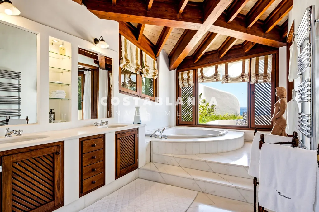Salles de bain - First Line Villa with Sea Views in Altea Hills