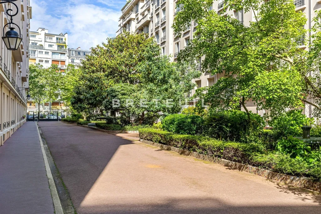 Balcony - Art Deco Flat with Balcony in Auteuil
