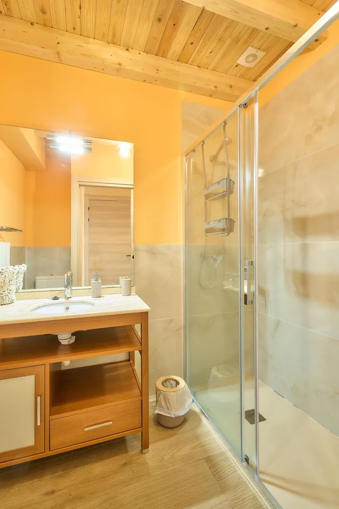 Salles de bain - Rustic Chalet with Pool in Santiz