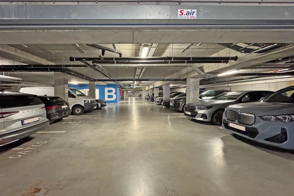 Garage - Espace de Bureau avec Vue sur l'Autoroute à Erembodegem