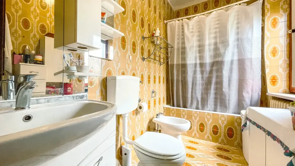 Bathrooms - Semi-detached House with Garden in Momo