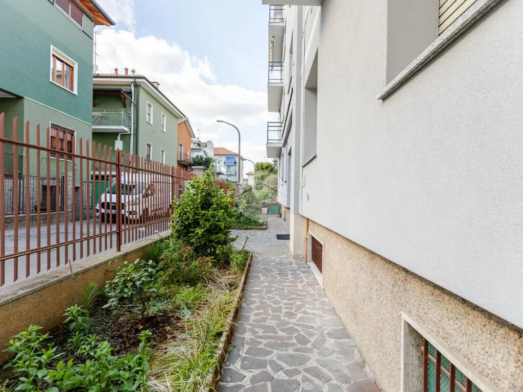 Aed - Rear-Facing Two-Bedroom Flat in Bollate