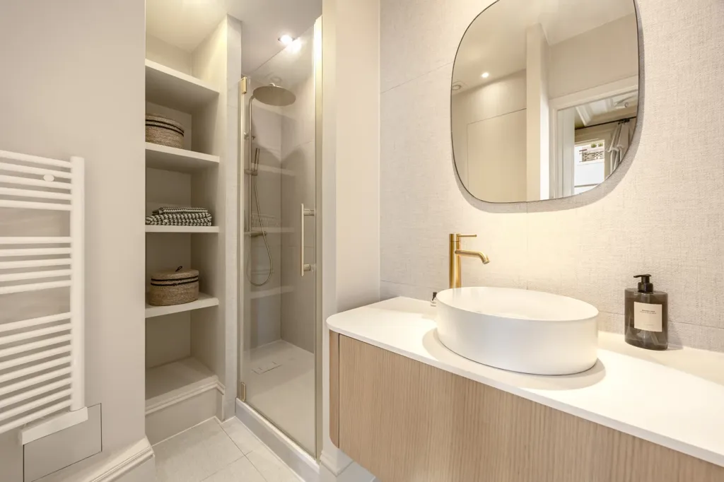 Vannitoad - Renovated 3-Piece Paris 7e with East View