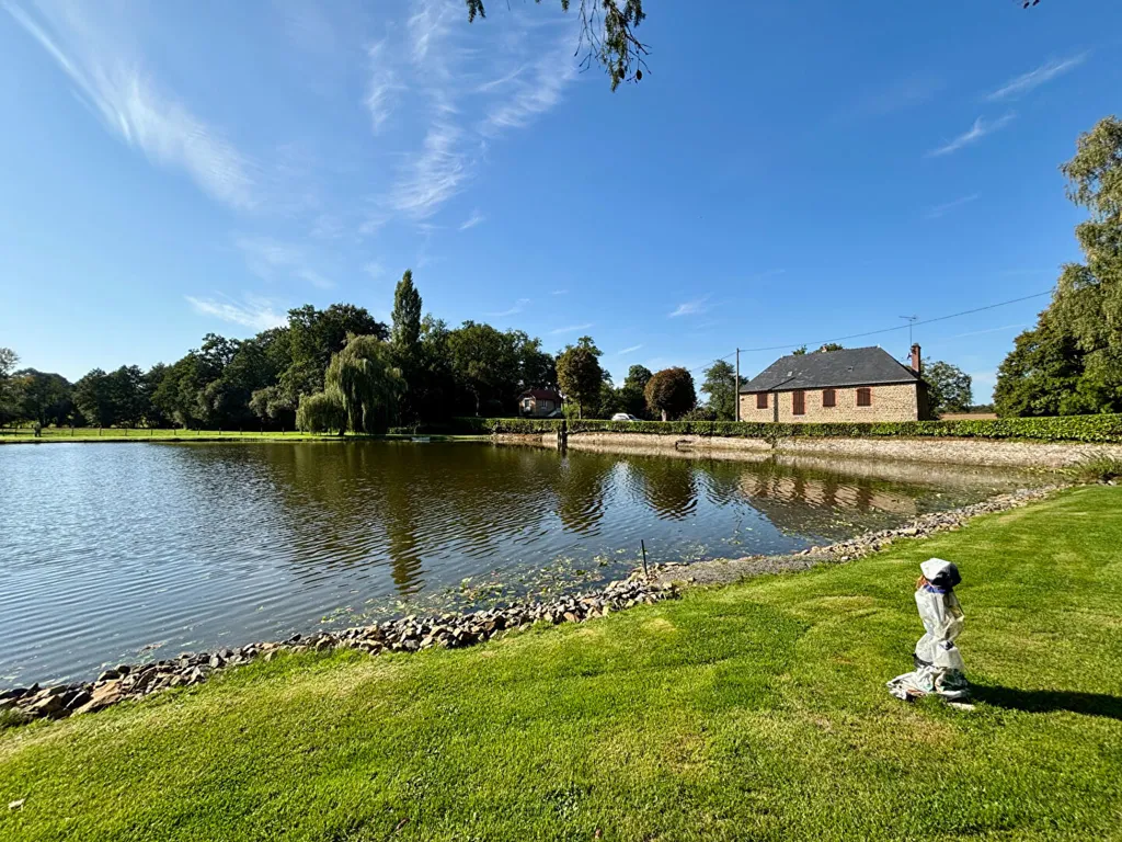 Jardin - Ancien Moulin en Pierres avec Vue sur Prairie à Ernée