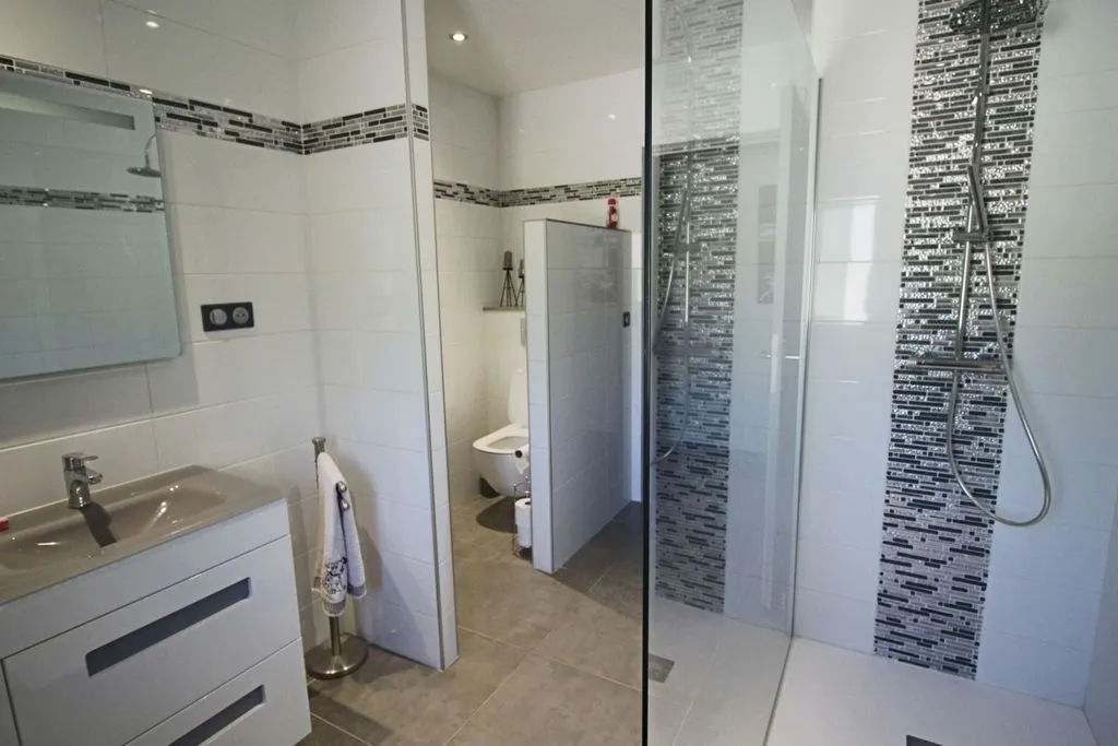 Salles de bain - Maison Contemporaine avec Terrasse à Cahors