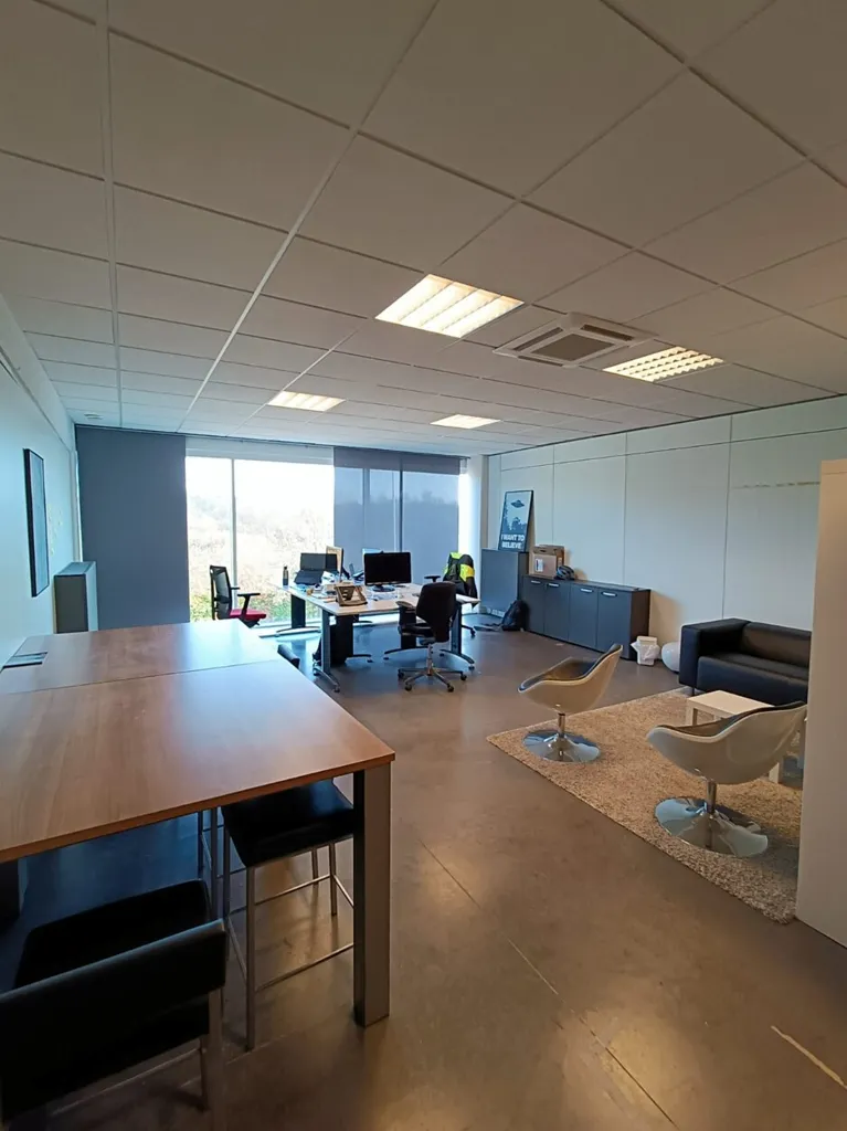 Bureau - Espace de Bureau avec Beaucoup de Luminosité près de l'E313 à Geel