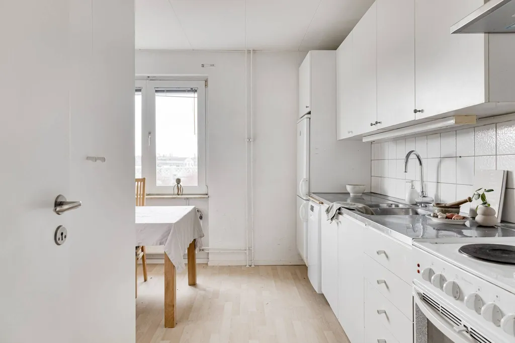 Cuisine - Spacious 1st Floor Flat with Garden View in Kirseberg