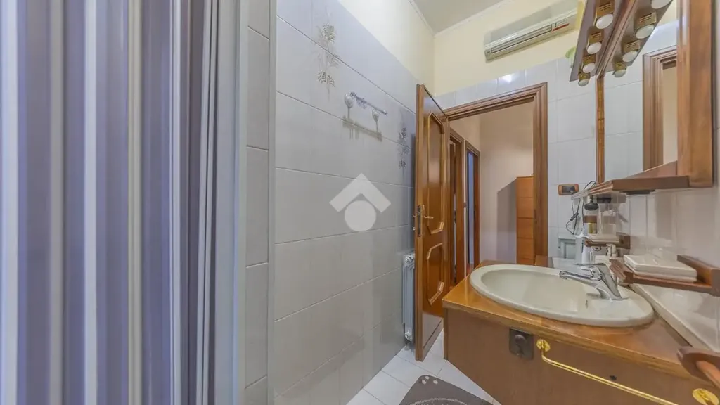 Salles de bain - Apartment with Balconies in La Rustica, Rome