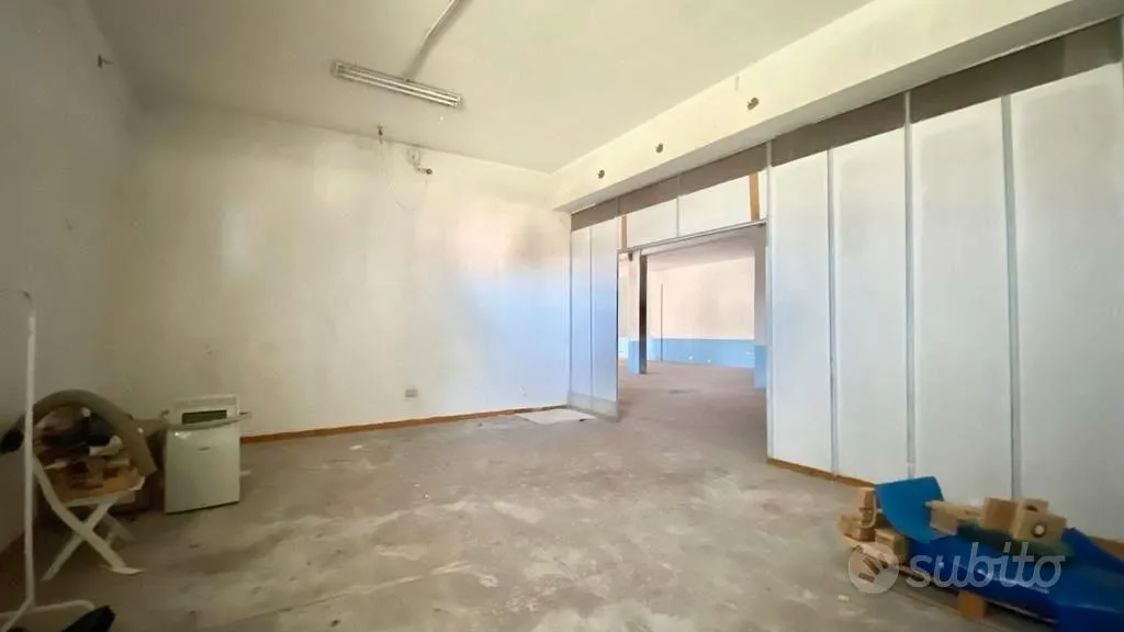 Rooms - Spacious Garage with Automated Access in Via Tavo