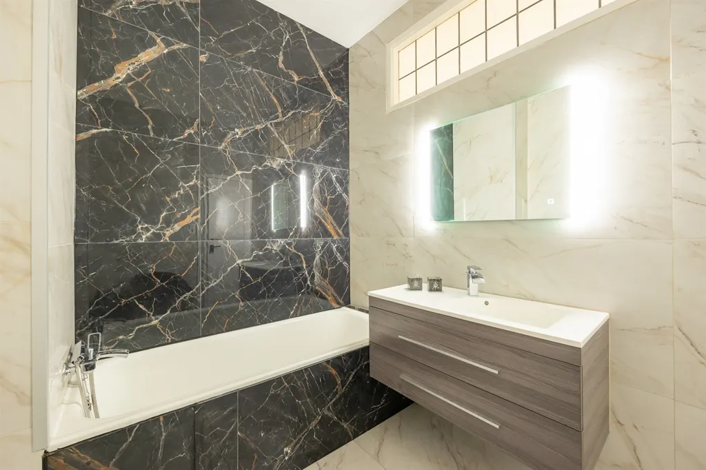 Bathrooms - Renovated Apartment with Views in Antwerp