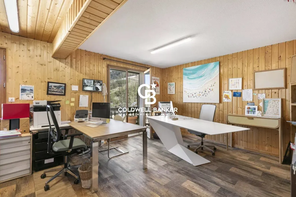 Kabinet - 3-Bedroom Flat with Mountain View in Auron