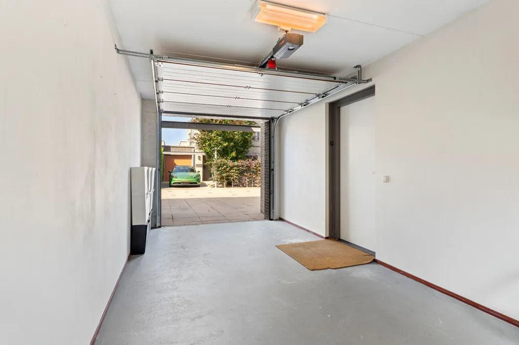Garage - Semi-detached House with Garden in Almere