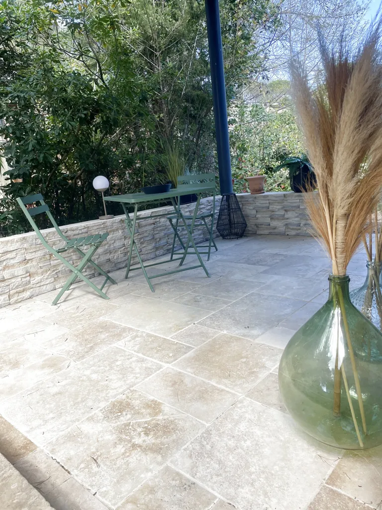 Terrasse - Villa avec Piscine à Saint-Clément-de-Rivière