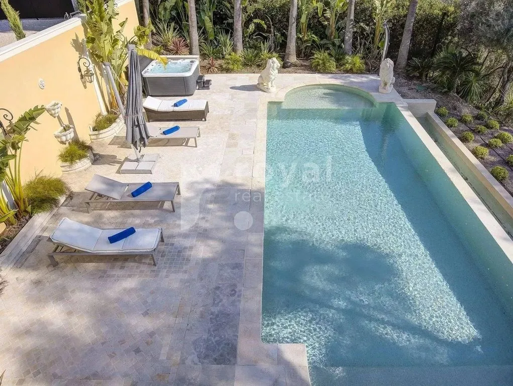 Vue aérienne - Villa Luxueuse avec Piscine à Mougins