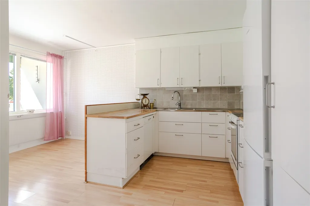Kitchen - Central 2nd Floor Flat with Balcony in Sundsvall
