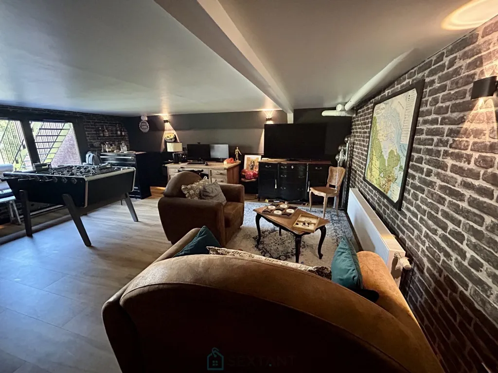 Living Room - Charming House with Garden near Train Station