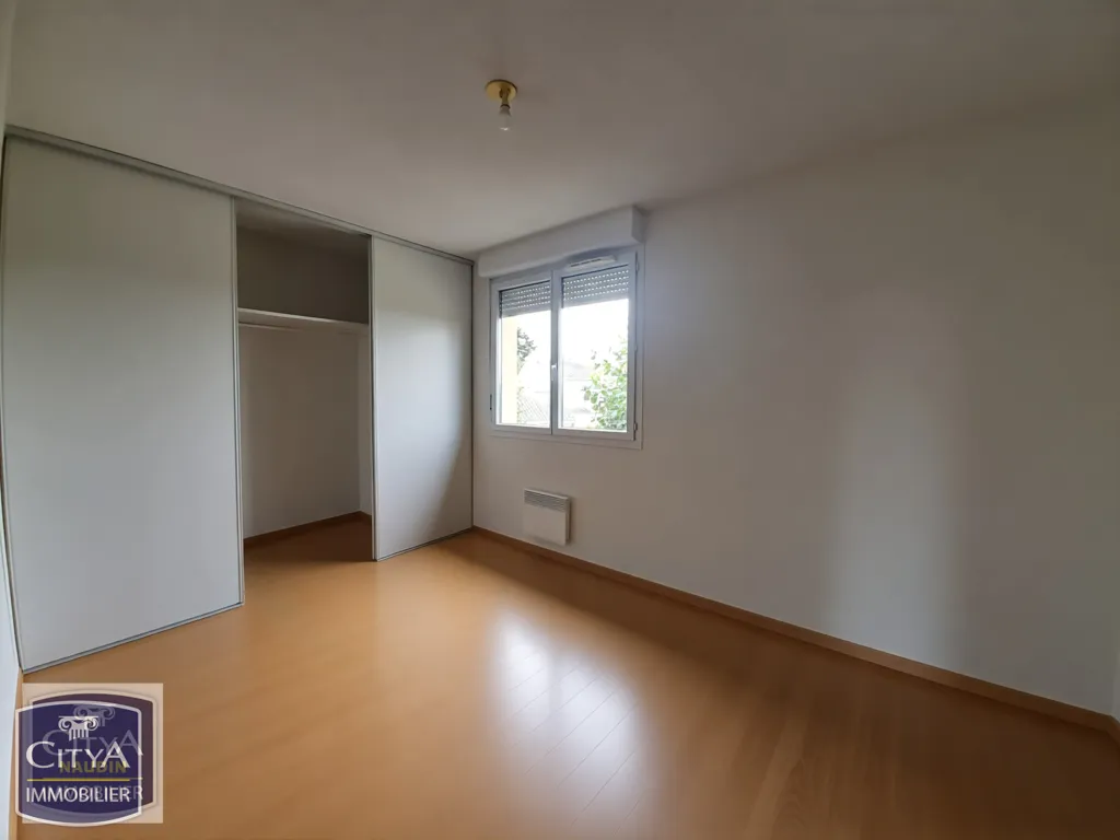Rooms - Three-Bedroom House in Preignan