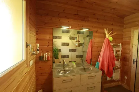 Salles de bain - Maison en Madriers de Sapins avec Terrasse à Albussac
