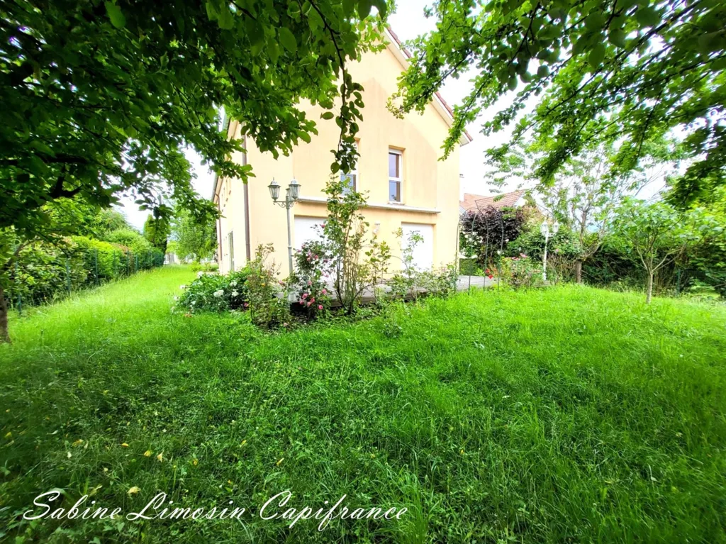 Jardin - Maison de 8 Pièces avec Terrasses à Vieux Charmont