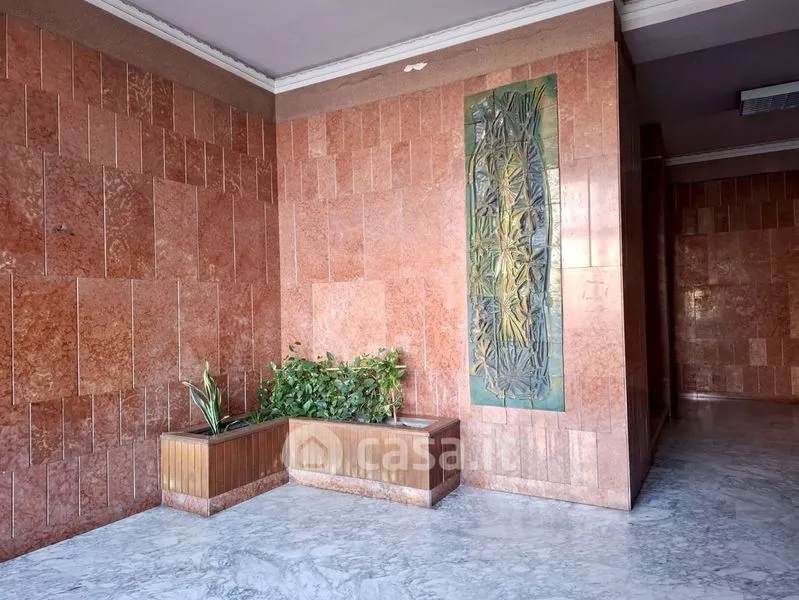 Esik - Four-Room Apartment with Balcony in Catania