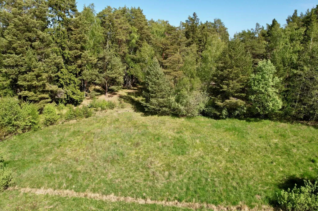 Aerial - Waterfront Plot with Meadow on Ingmarsö