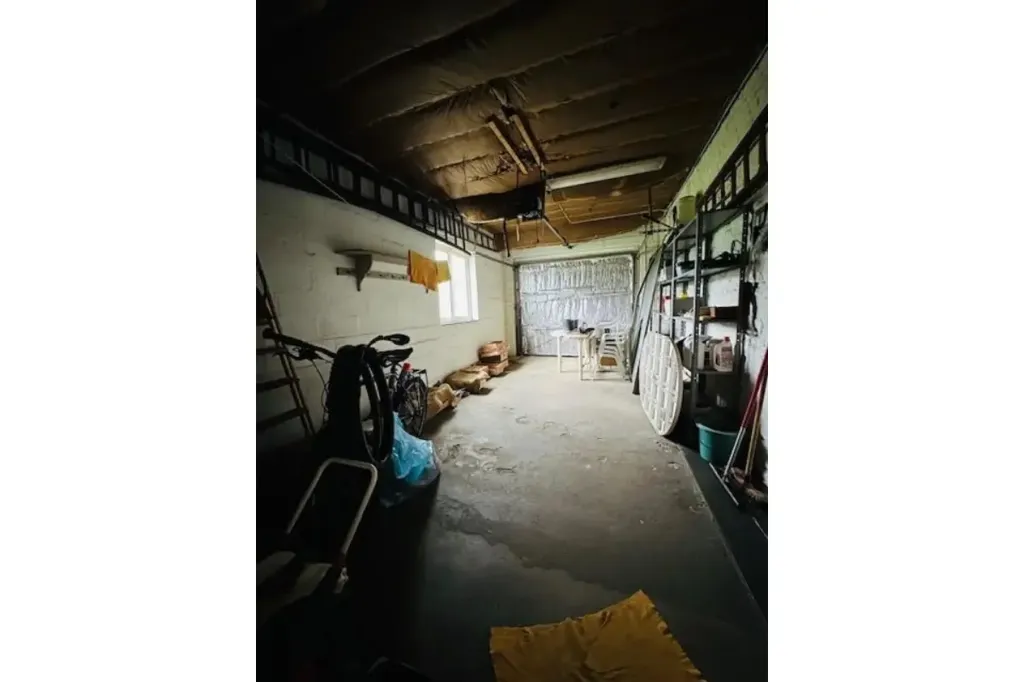Garage - Maison 4 Façades à Rénover avec Jardin à Malonne