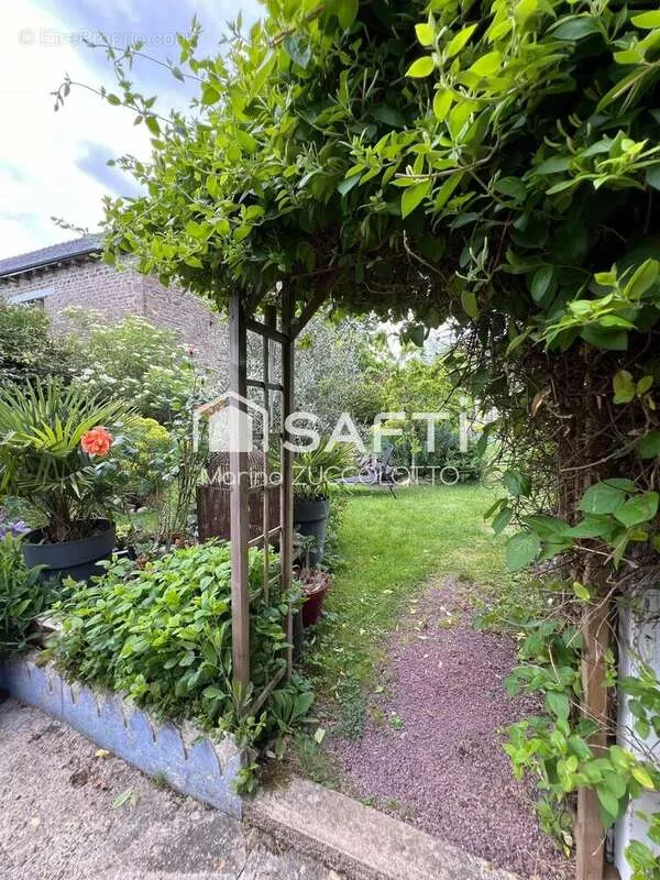 Garden - Charming Cottage with Garden in Mauron